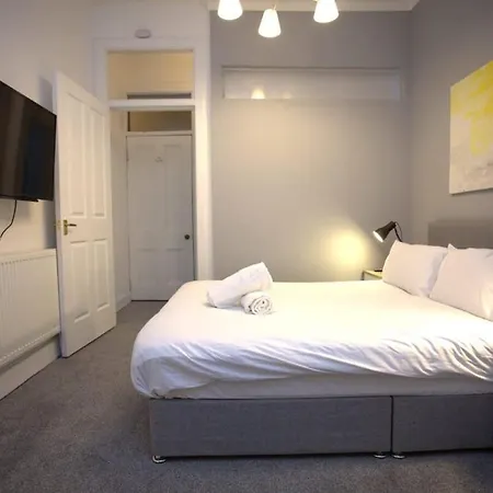 Renovated West End Flat In Appartamento *
