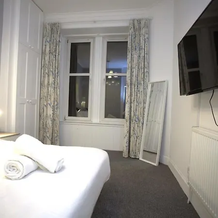 Appartamento Renovated West End Flat In *