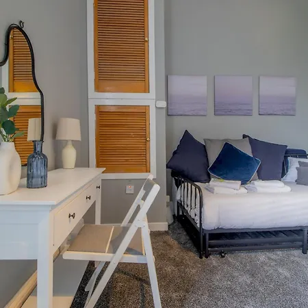 Spacious Hillhead Haven - Pass The Keys