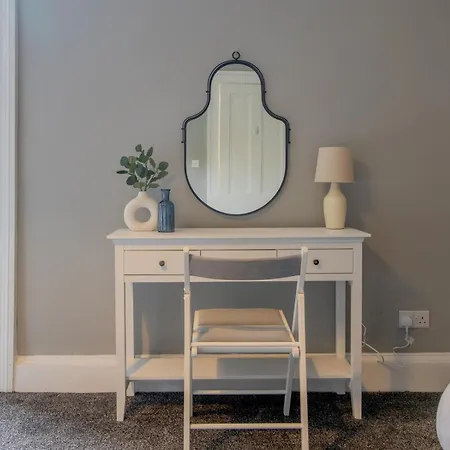 Spacious Hillhead Haven - Pass The Keys