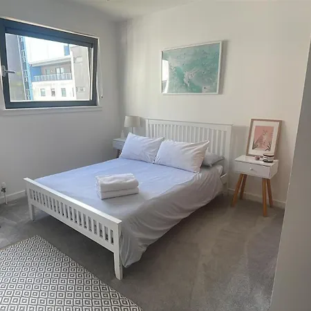 Private And Bathroom In Shared Flat With Parking