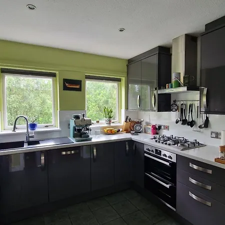 Modern Three-bedroom In Leafy West End With Private Parking *