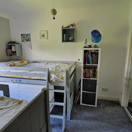 Modern Three-bedroom In Leafy West End With Private Parking Glasgow