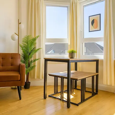 Walk To Hydro And Sec Modern 3br Free Parking *