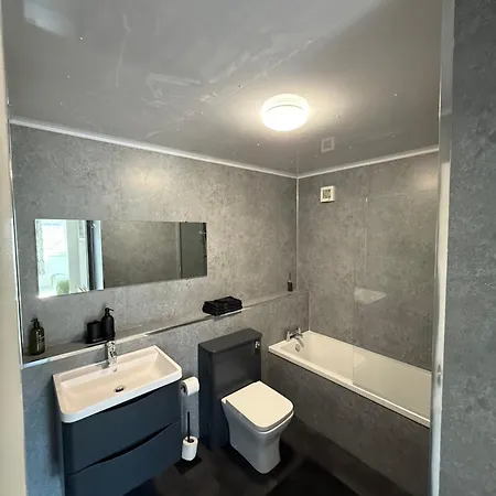 Luxurious 2 Bedroom, 8 Mins From Centre