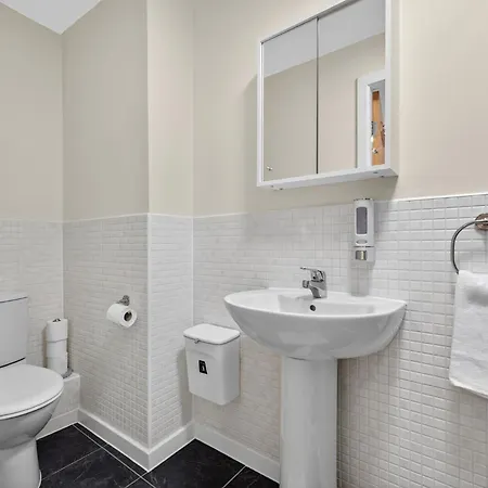 Modern 2-bedroom Flat In Centre, Near Galsgow