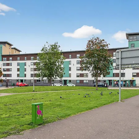 Modern 2-bedroom Flat In Centre, Near Galsgow Apartment