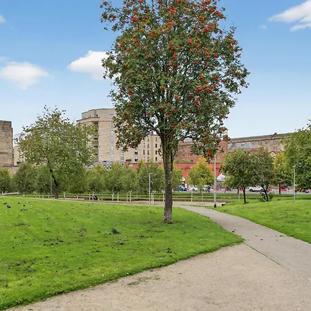 Modern 2-bedroom Flat In Centre, Near Galsgow Apartment