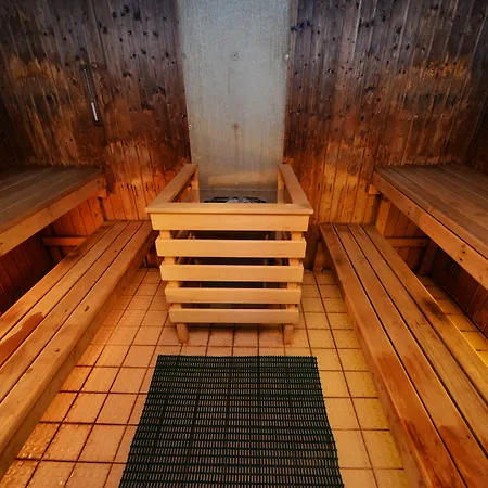 Glynhill & Near Airport מלון