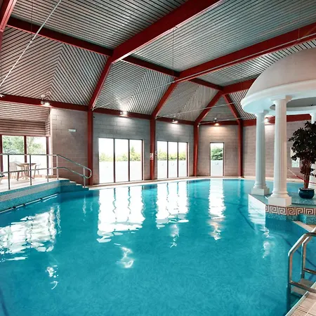 Glynhill & Near Airport מלון