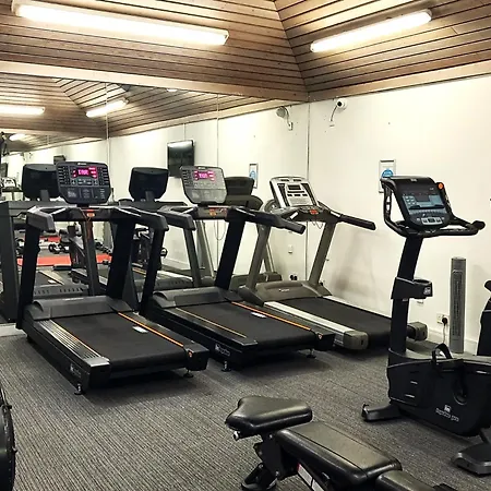 Glynhill & Near Airport מלון 4*