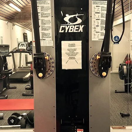 מלון Glynhill & Near Airport 4*