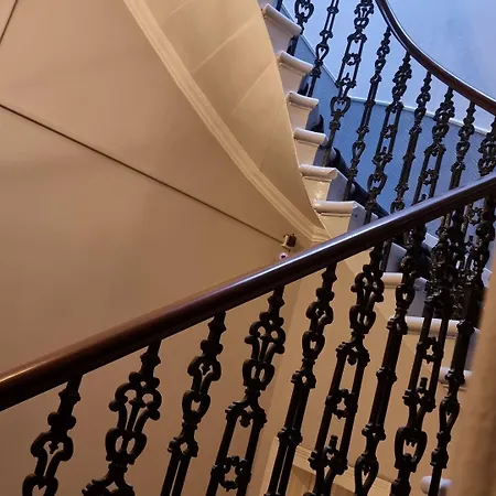 The Hampton Court Hotel 3*