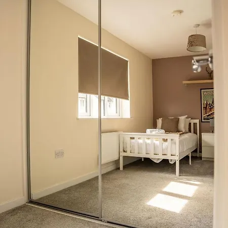 Modern 3br With 3 Bathrooms, Garden & Free Parking