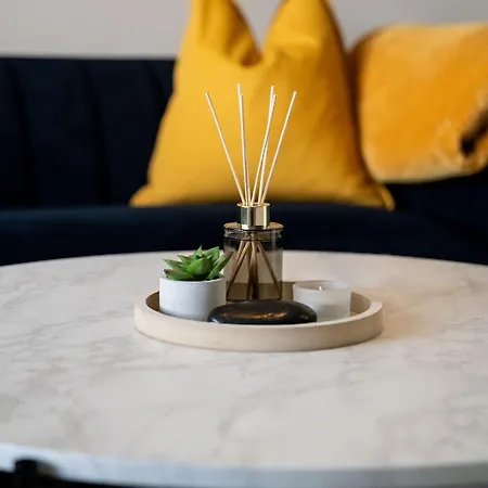 Juststay - 3 Bedroom Luxury With Free Parking *