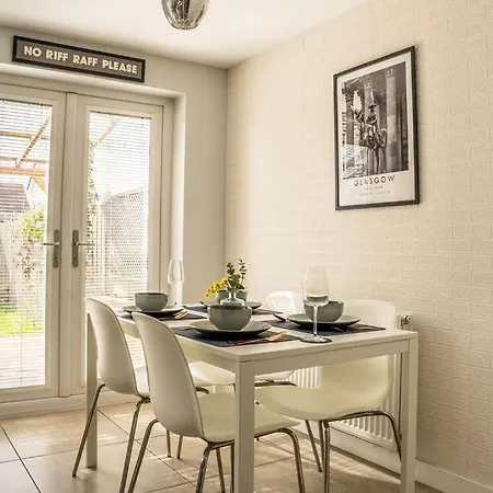 Modern 3br With 3 Bathrooms, Garden & Free Parking Willa