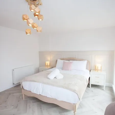 Newly Renovated 3 Bedroom Modern House Glasgow