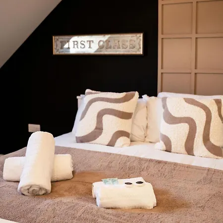Modern 3br With 3 Bathrooms, Garden & Free Parking *