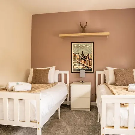 Juststay - 3 Bedroom Luxury With Free Parking Villa