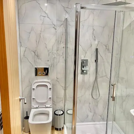 Three Bedroom In Centre * Glasgow