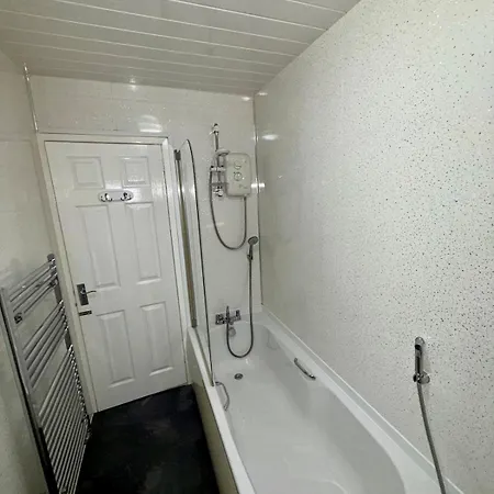 Apartment Likewise Modern Two Bedrooms For 4 In Area *