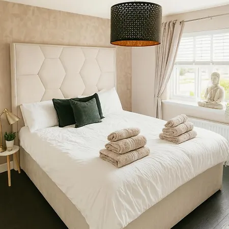 Apartment 3br Detached Home, Driveway & Large Rear Garden *