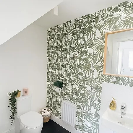 3br Detached Home, Driveway & Large Rear Garden * Glasgow