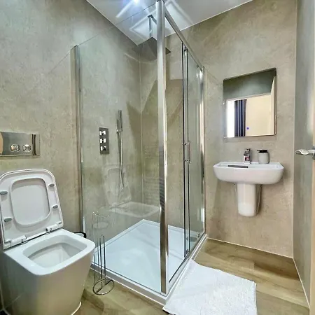 Апартаменты Three Bedroom In Centre *