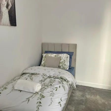 Three Bedroom In Centre *