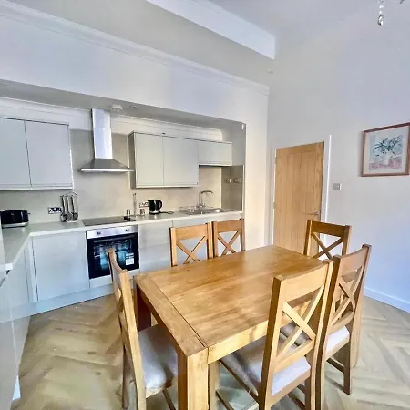 Three Bedroom In Centre Апартаменты *