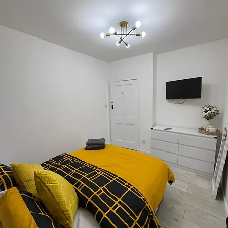 Cozy 3 Bed Home, Free Parking 8 Min To Centre *