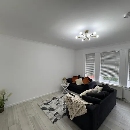 Cozy 3 Bed Home, Free Parking 8 Min To Centre