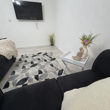 Cozy 3 Bed Home, Free Parking 8 Min To Centre Apartment