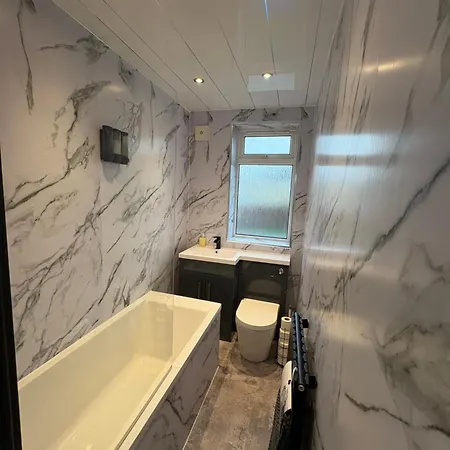 Cozy 3 Bed Home, Free Parking 8 Min To Centre Apartment