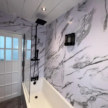 Cozy 3 Bed Home, Free Parking 8 Min To Centre Apartment