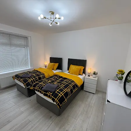 Cozy 3 Bed Home, Free Parking 8 Min To Centre Apartment Glasgow