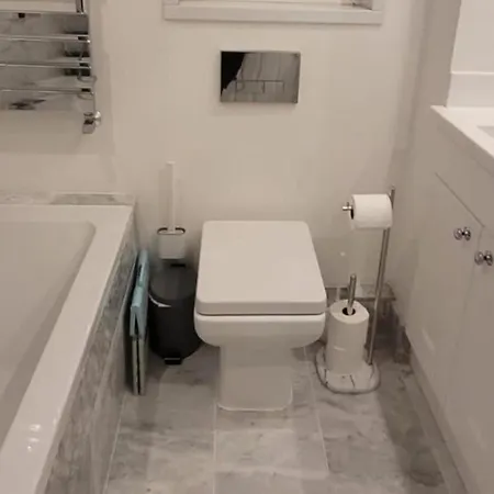 3 Bedroom Sleeps 6 Free Parking * Glasgow