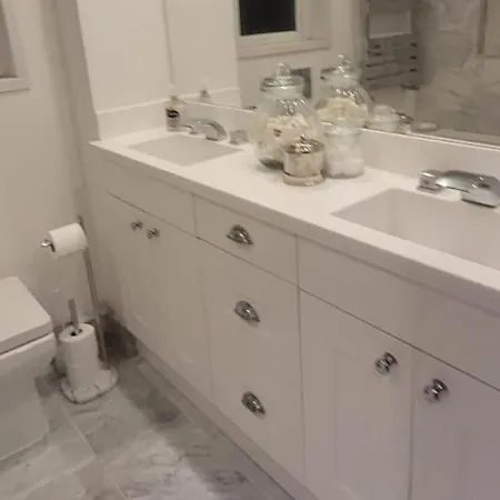 Prázdninový dům 3 Bedroom Sleeps 6 Free Parking *