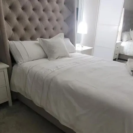 Prázdninový dům 3 Bedroom Sleeps 6 Free Parking *