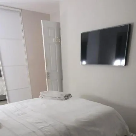 3 Bedroom Sleeps 6 Free Parking * Glasgow