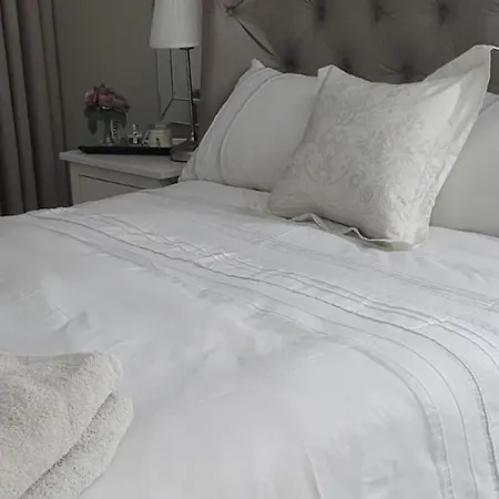 3 Bedroom Sleeps 6 Free Parking *