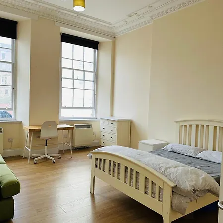 Homestay Master Bedroom In Center Glasgow