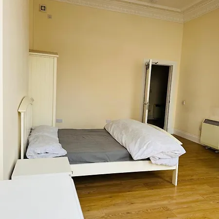 Master Bedroom In Center Homestay *