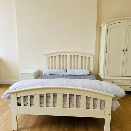 Master Bedroom In Center Homestay