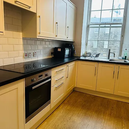 Master Bedroom In Center * Glasgow