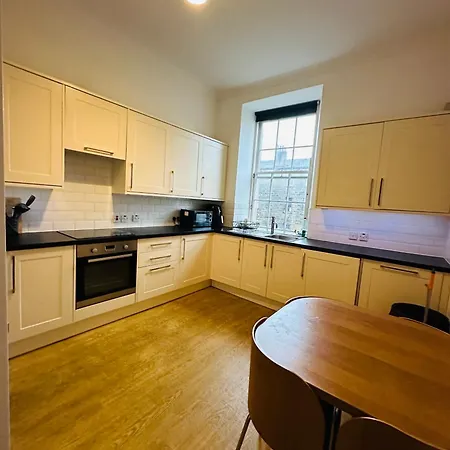Master Bedroom In Center Glasgow