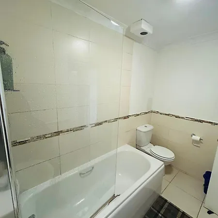 Master Bedroom In Center Homestay