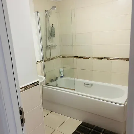 Master Bedroom In Center * Glasgow