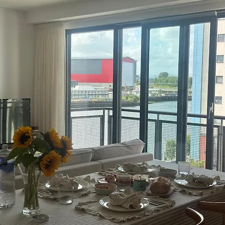 Private And Bathroom In Shared Flat With Parking