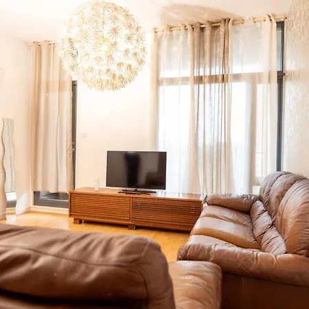 Muirhouse 2br With Free Parking Lejlighed *